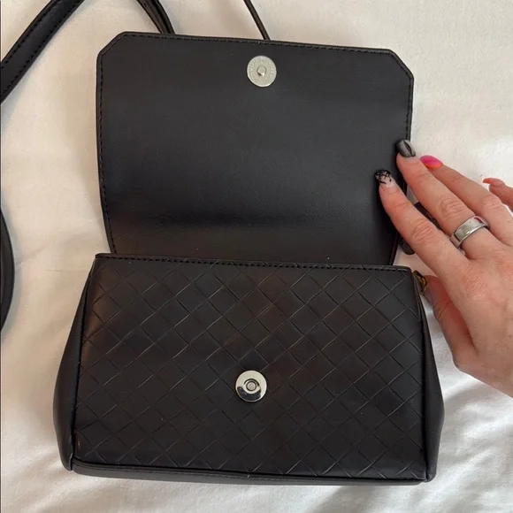 GUESS Black Woven Women's Bag NWT vegan leather - Picture 5 of 7